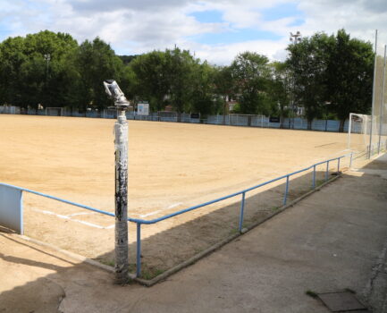 Perquè el camp de fútbol encara no te gespa?